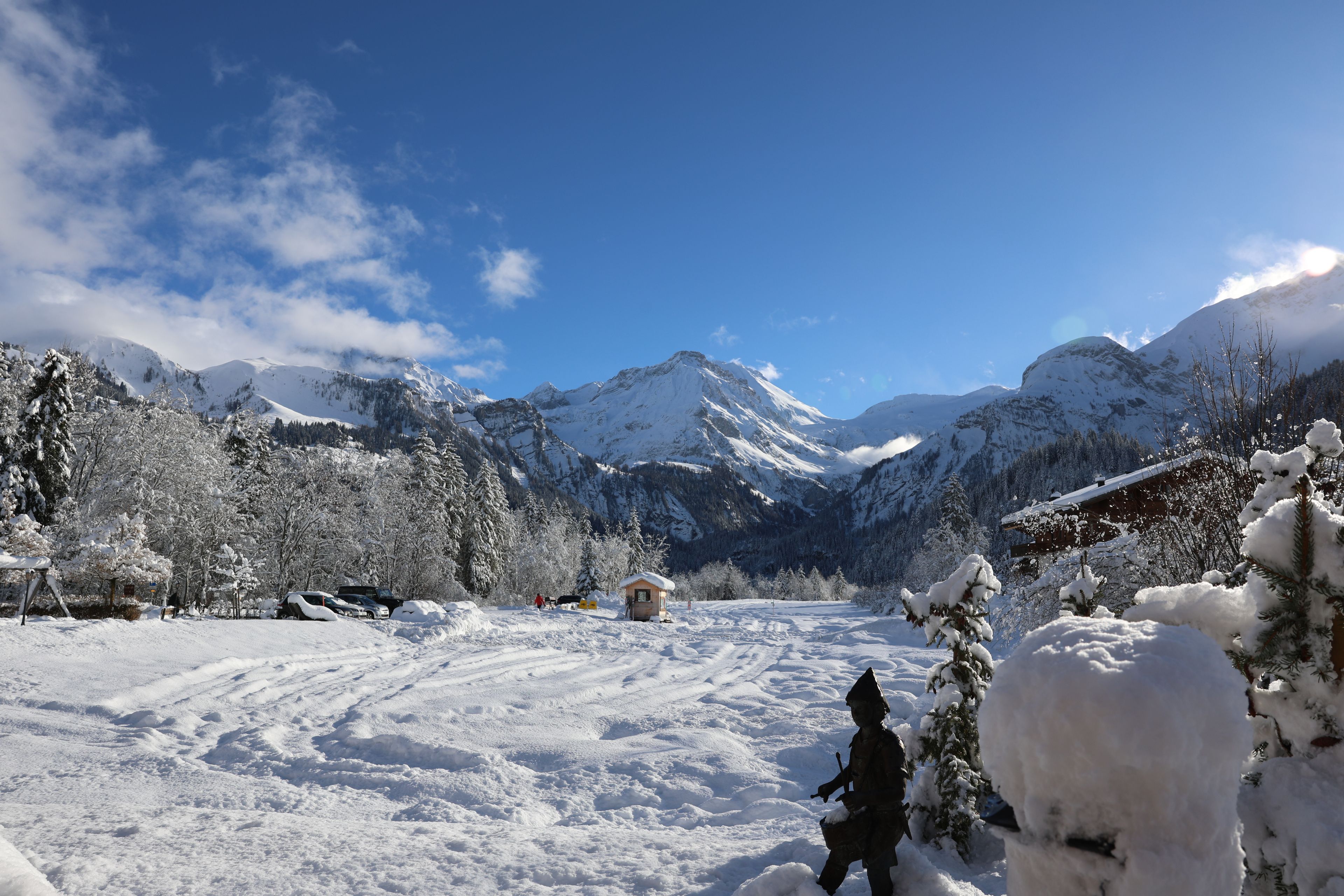 Un paisaje montañoso cubierto de nieve con cielo despejado.