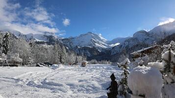 Un paisaje montañoso cubierto de nieve con cielo despejado.