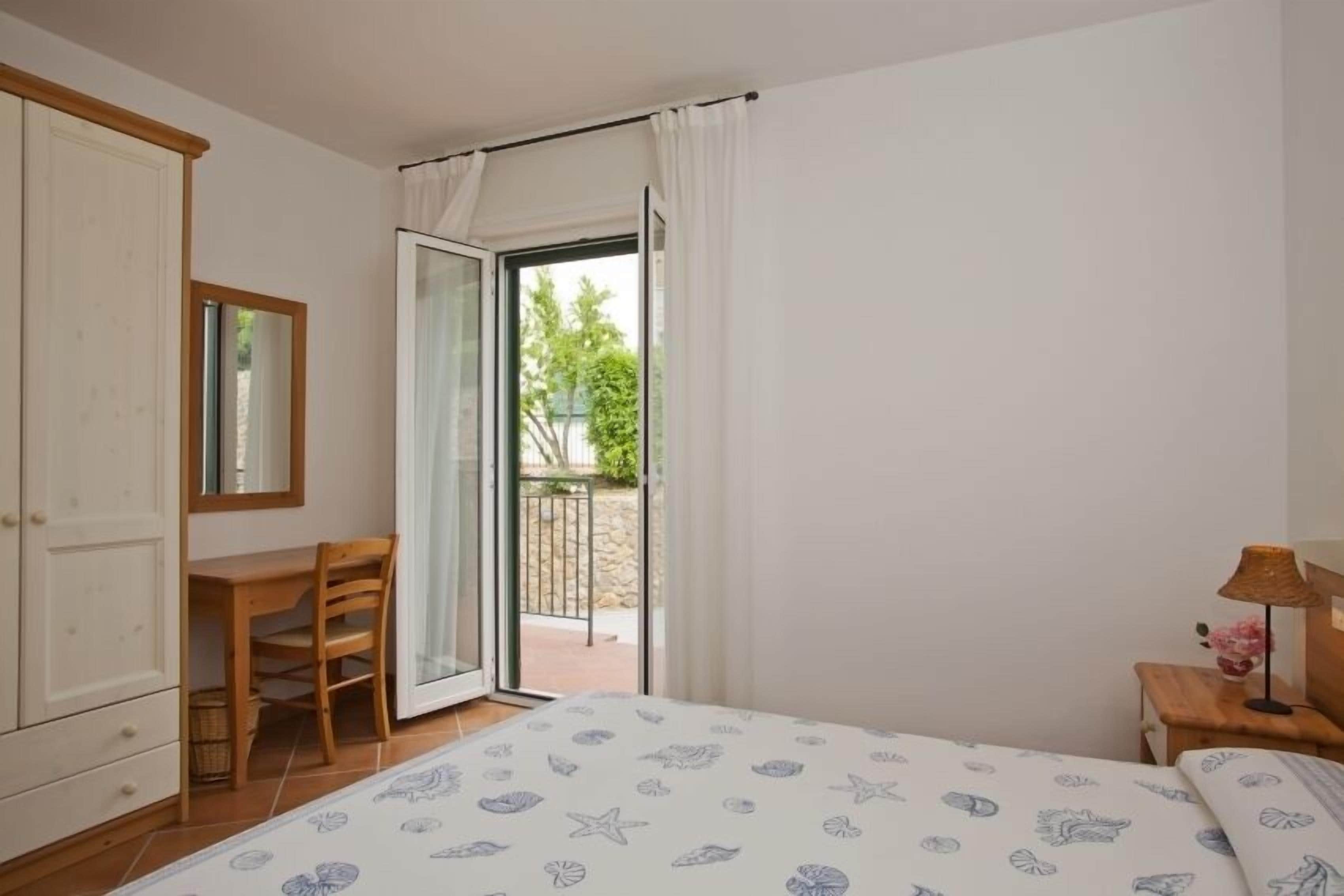 Premium bedding, in-room safe, blackout drapes, soundproofing