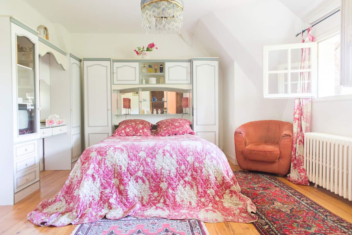 Iron/ironing board, rollaway beds, free WiFi, bed sheets