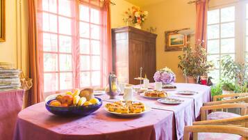 Tägliches inbegriffenes kontinentales Frühstück