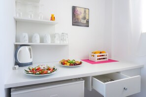 Quarto casal, sacada, no piso térreo | Cozinha americana privada | Geladeira, cafeteira/chaleira, chaleira elétrica