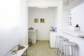 Quarto quádruplo, vista para o jardim, no piso térreo | Cozinha americana privada | Geladeira, cafeteira/chaleira, chaleira elétrica