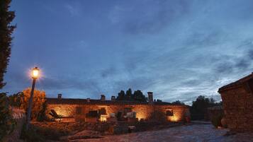 Vista frontal de la propiedad