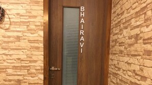Property entrance - Ample Dormitory - Hostel (Mumbai)
