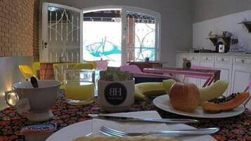 Café da manhã com buffet grátis todos os dias