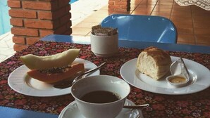 Outdoor dining - Black Hostel (Bauru)