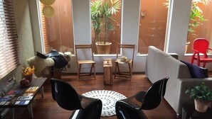 Lobby sitting area - Black Hostel (Bauru)