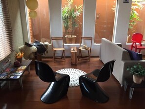 Lobby sitting area - Black Hostel (Bauru)