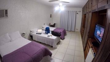 Quarto, banheiro compartilhado | Cortinas blackout, ferros/tábuas de passar roupa, Wi-Fi de cortesia