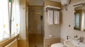 Chambre Double (Maia) | Salle de bain