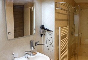 Deluxe-Doppelzimmer (Sirio) | Badezimmer | Dusche, kostenlose Toilettenartikel, Haartrockner, Bidet