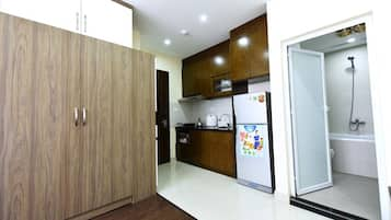 Studio Standar, dapur | Dapur pribadi | Lemari es besar, microwave, kompor, dan ketel listrik