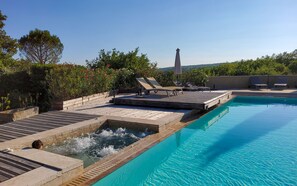Outdoor pool, pool umbrellas, pool loungers - Les Carriers Maison D'hôtes (Vogue)