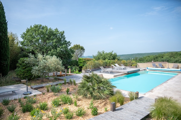 Utendørsbasseng, bassengparasoller og solsenger