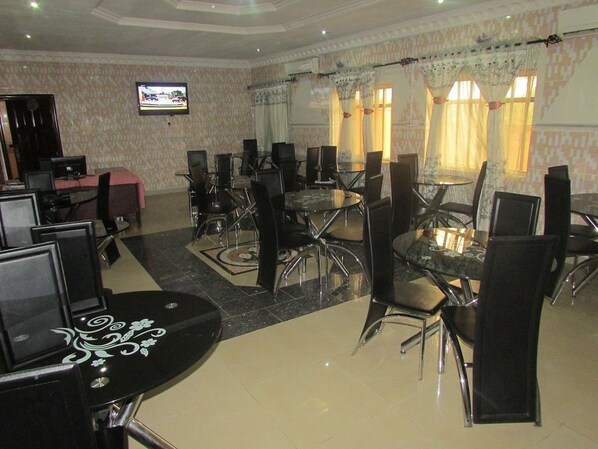 Petit déjeuner, déjeuner et dîner servis sur place