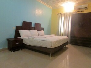 Suite Senior, 1 Tempat Tidur King, Bebas Asap Rokok | Meja kerja, Wi-Fi gratis, dan seprai linen