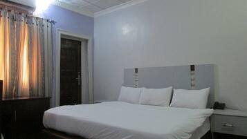 Classic Single Room, 1 Queen Bed, Non Smoking, Golf View | Desk, free WiFi, bed sheets