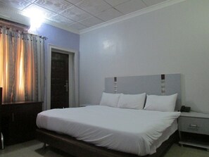 Chambre Simple Classique, 1 grand lit, non-fumeur, vue golf