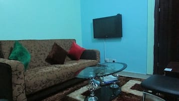 Suíte real, 1 cama King, para não fumantes | Sala de estar | TV de tela plana 32 polegadas com canais via satélite, TV