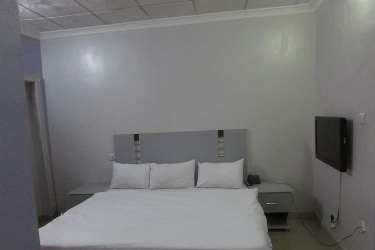 Escritorio, wifi gratis y ropa de cama