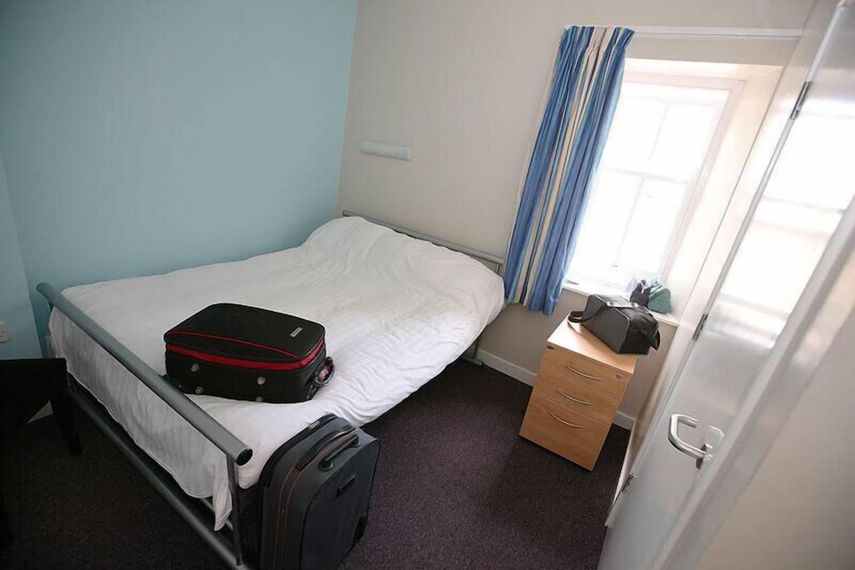 Room 10 - double room | Iron/ironing board, free WiFi, bed sheets