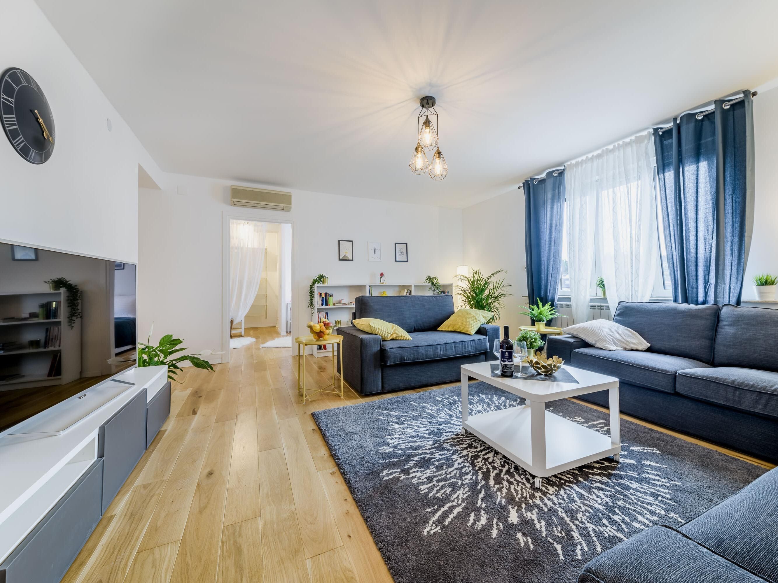 1 soveværelse, pengeskab på værelset, lydisolering