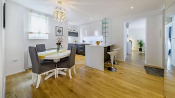 Departamento superior, baño privado, vista a la ciudad | Servicio a la habitación