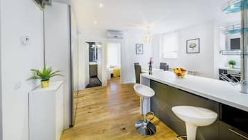 Departamento superior, baño privado, vista a la ciudad | Cocina privada | Refrigerador, microondas, parrilla de estufa y lavavajillas