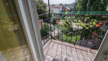 Departamento superior, baño privado, vista a la ciudad | Balcón