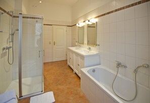 Apartment, 2 Bedrooms | Bathroom | Separate tub and shower, deep soaking tub, rainfall showerhead - Residenz Jacobs (Ballenstedt)