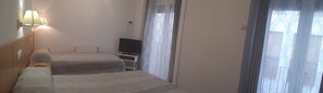 Triple Room, Private Bathroom (Cama Doble y Cama Individual) | Desk, laptop workspace, blackout drapes, soundproofing - Pensión Martín (Jaén)