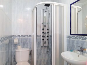 Habitación doble, 1 cama doble, baño privado | Baño | Artículos de higiene personal gratuitos, secador de pelo, bidé y toallas