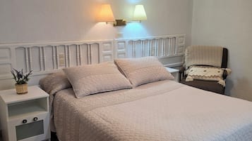 Dobbeltrom, 1 dobbeltseng, privat bad | Skrivebord, skrivebord for bærbar PC, blendingsgardiner og lydisolert