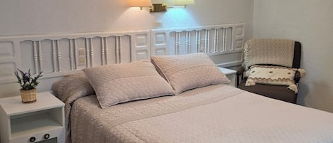 Dobbeltrom, 1 dobbeltseng, privat bad | Skrivebord, skrivebord for bærbar PC, blendingsgardiner og lydisolert