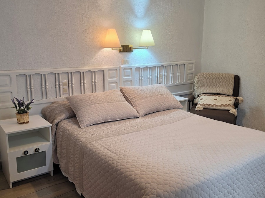 Kahden hengen huone, 1 parisänky, oma kylpyhuone | Työpöytä, kannettavalle tietokoneelle sopiva työtila, pimennysverhot