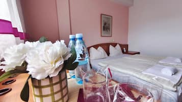 Quarto casal básico, 1 cama de casal, para não fumantes, vista para a cidade | Escrivaninha, Wi-Fi de cortesia, roupa de cama