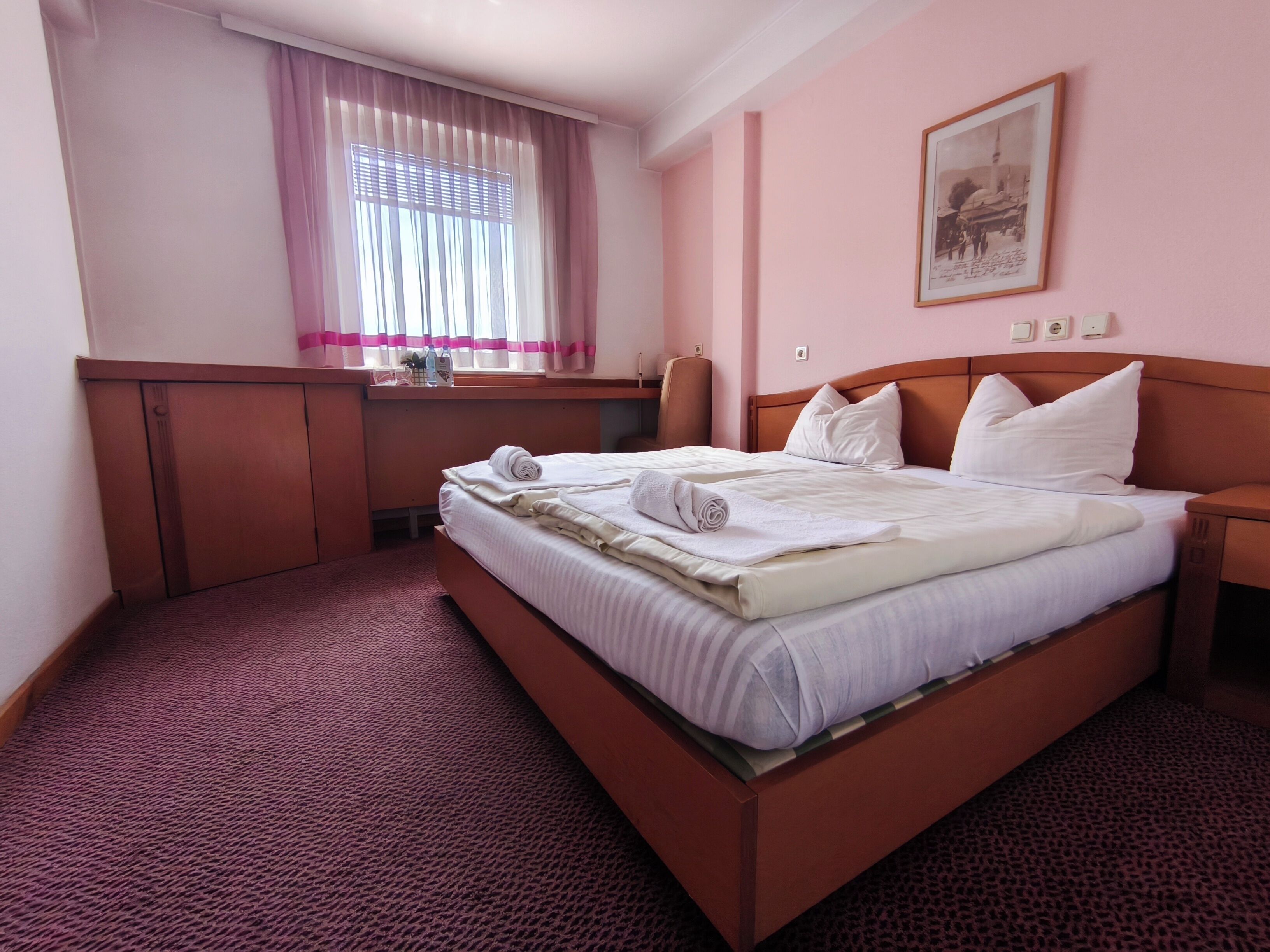 Habitación básica doble, 1 cama doble, no fumadores, vistas a la ciudad | Escritorio, wifi gratis, ropa de cama