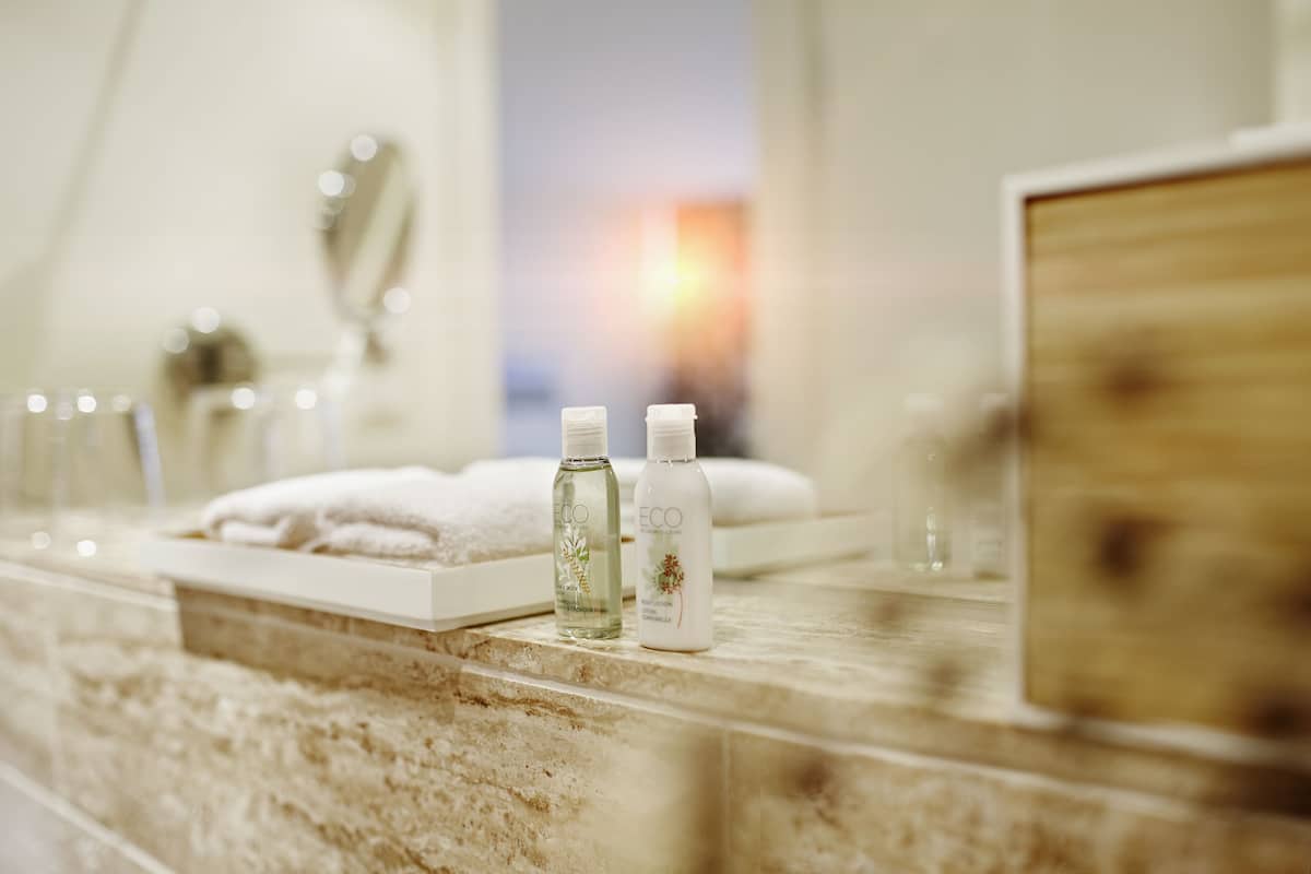 comfort double room | bathroom | free toiletries, hair dryer, towels, soap