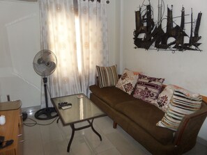 Standard-Apartment | Wohnzimmer | Flachbildfernseher