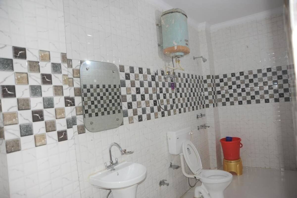 Habitación doble clásica, 1 cama matrimonial, para fumadores | Baño | Pantuflas y toallas
