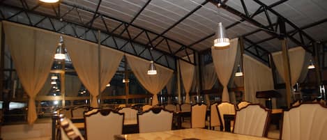 Se sirven desayunos, almuerzos y cenas; cocina regional