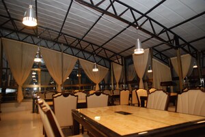 Breakfast, lunch, dinner served; Regional cuisine 