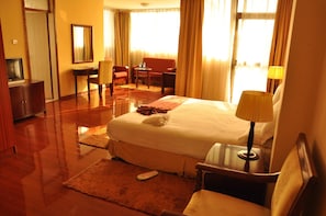 Premium bedding, down comforters, in-room safe, individually decorated