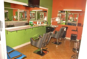 Couples treatment rooms, sauna, steam room, deep-tissue massages
