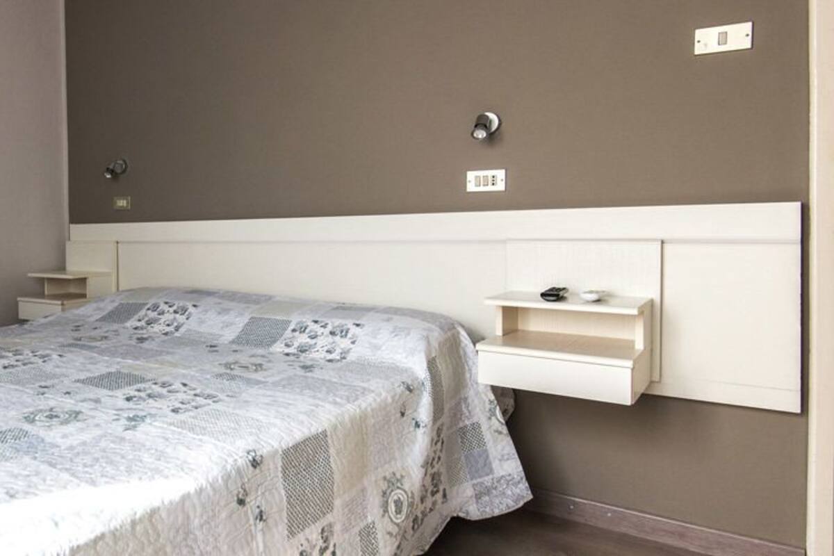 In-room safe, desk, free WiFi