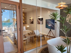 Minibar con artículos gratuitos, wifi gratis y ropa de cama 