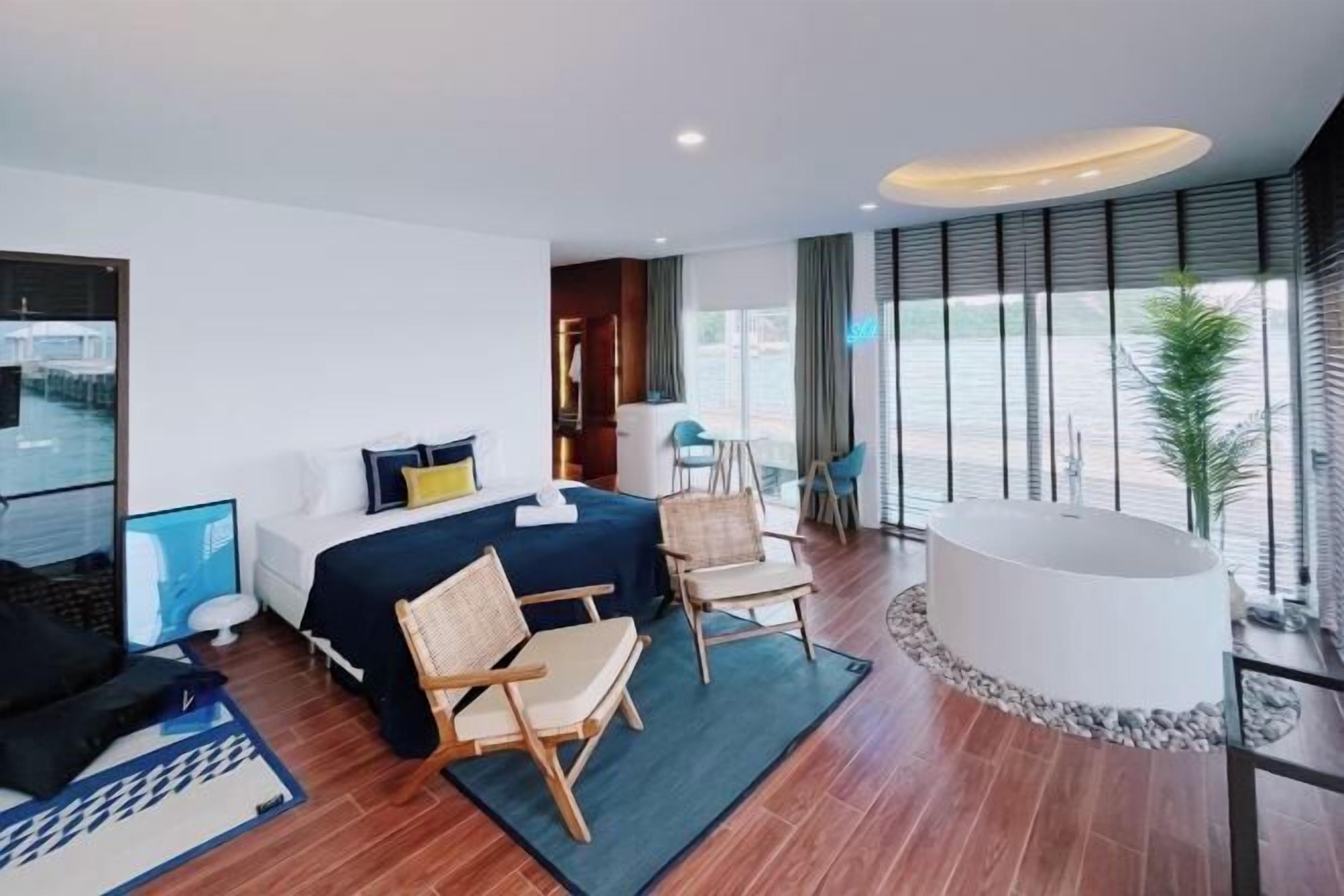 Minibar con artículos gratuitos, wifi gratis y ropa de cama 