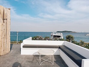 Atlantic Blue Ocean Villa | منطقة المعيشة | تلفزيون بشاشة مسطحة