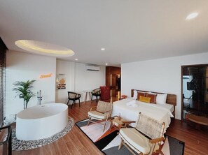 King Suite with Spa Bath | عناصر مجانية داخل الميني بار وواي فاي مجانًا وملاءات أسرّة